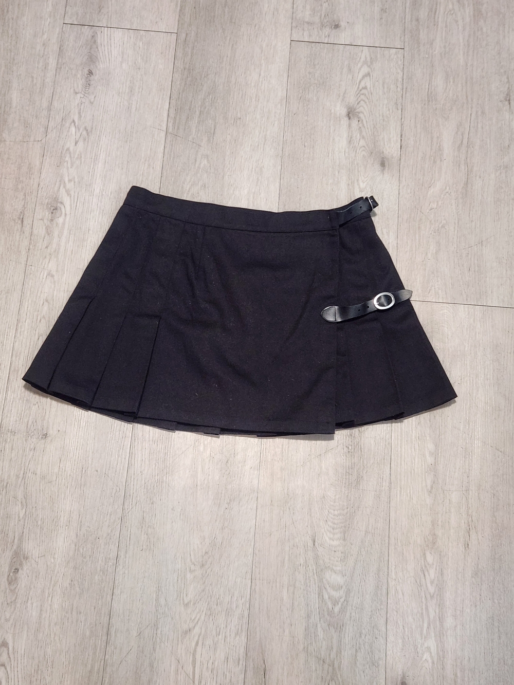 Brandy Melville Black Pleated Buckle Kilt Mini Skirt S
​